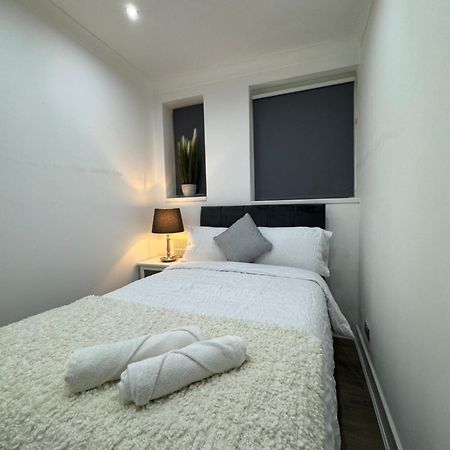 런던 Manor Court 1 아파트 외부 사진