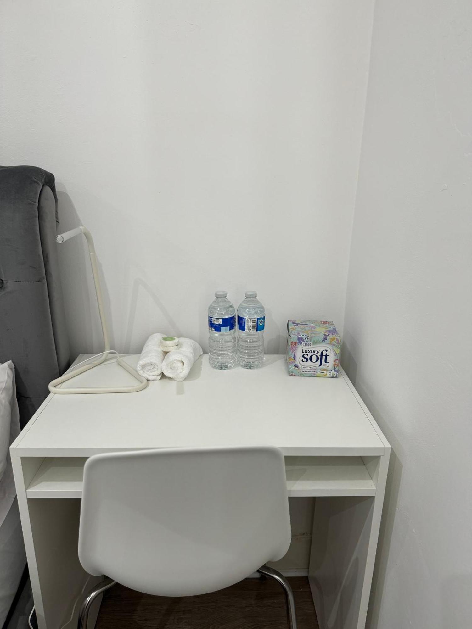 런던 Manor Court 1 아파트 외부 사진